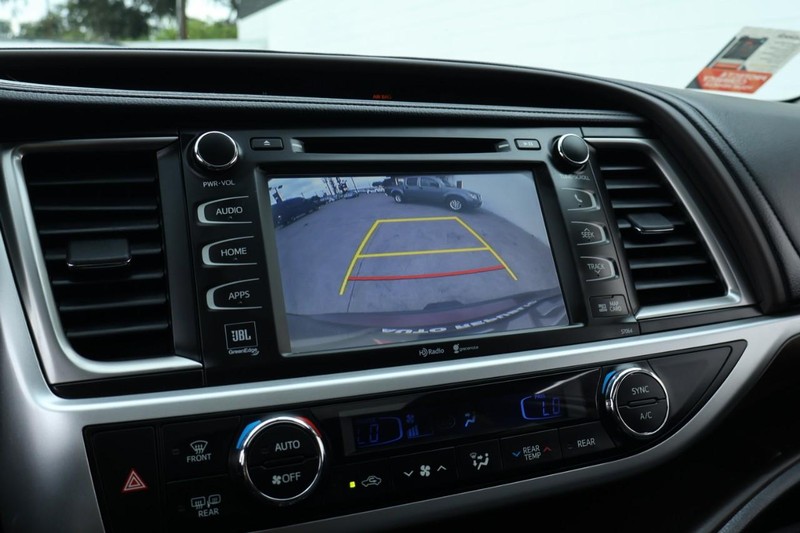 Toyota Highlander Vehicle Full-screen Gallery Image 38