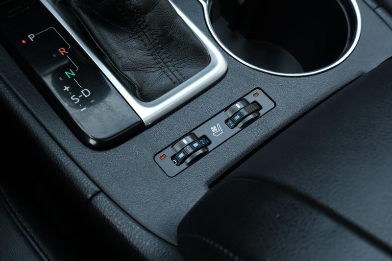 Toyota Highlander Vehicle Full-screen Gallery Image 40