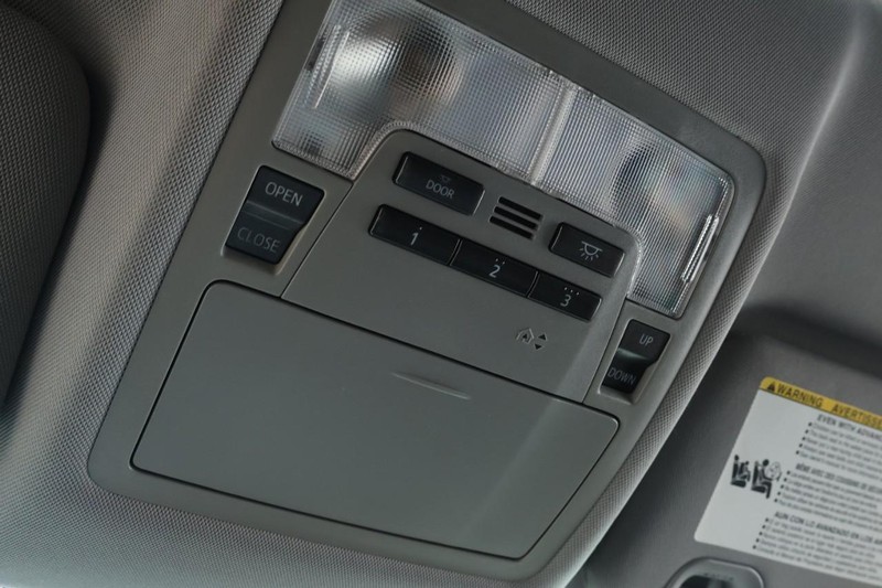 Toyota Highlander Vehicle Full-screen Gallery Image 42
