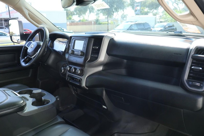 Ram 2500 Vehicle Full-screen Gallery Image 23