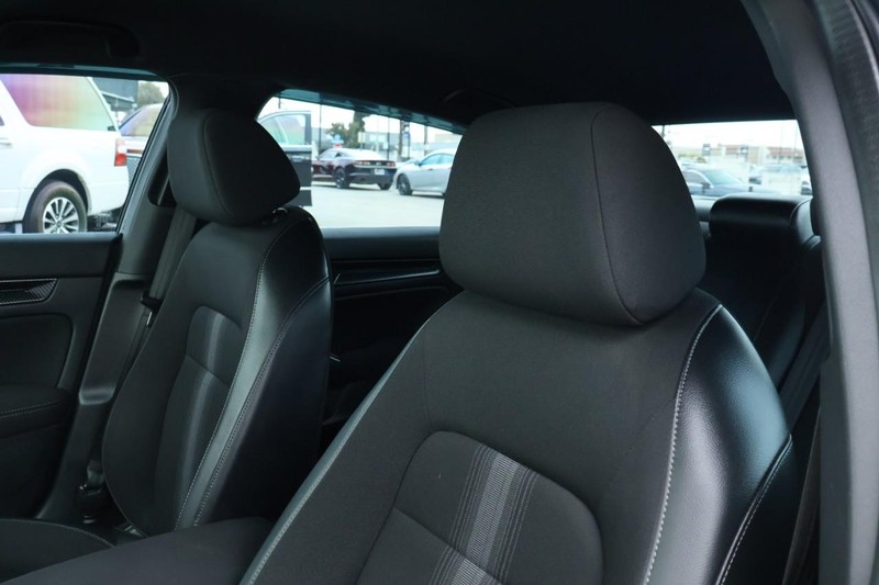 Honda Civic Sedan Vehicle Full-screen Gallery Image 24