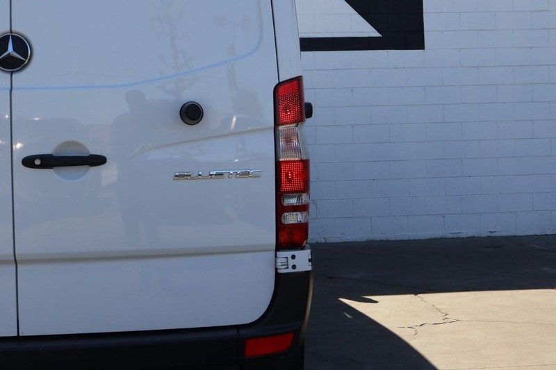 Mercedes-Benz Sprinter Cargo Vans Vehicle Full-screen Gallery Image 07