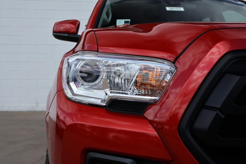 Toyota Tacoma Vehicle Full-screen Gallery Image 04