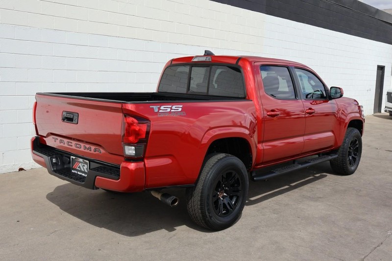 Toyota Tacoma Vehicle Full-screen Gallery Image 05