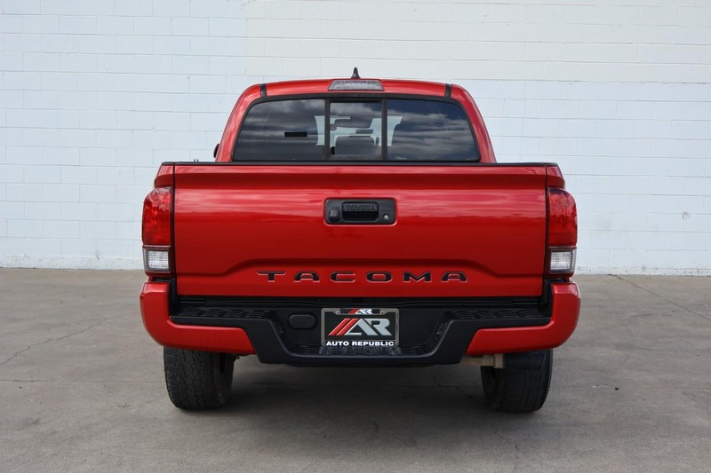 Toyota Tacoma Vehicle Full-screen Gallery Image 06