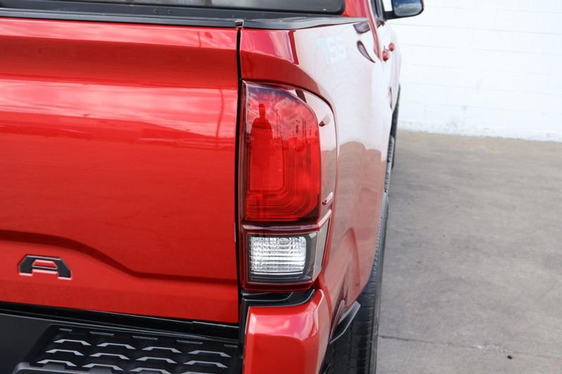 Toyota Tacoma Vehicle Full-screen Gallery Image 07