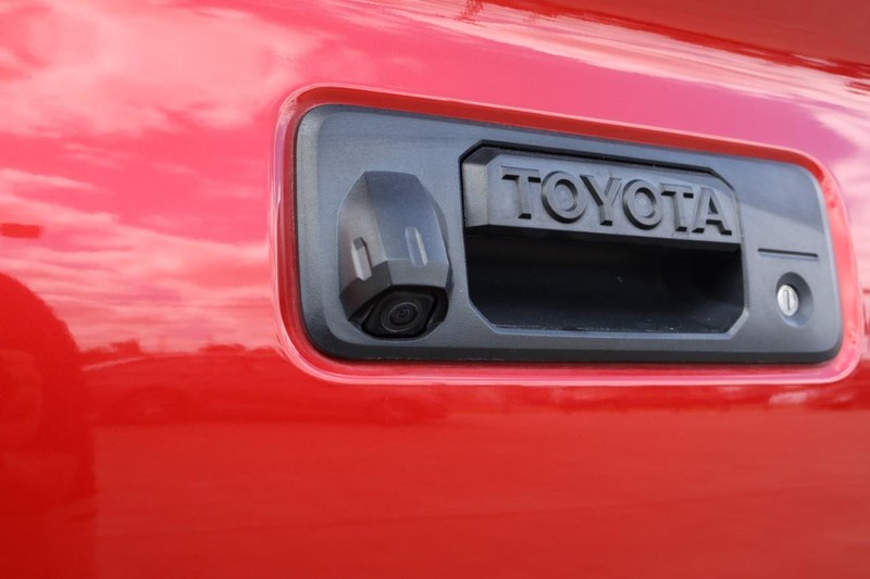 Toyota Tacoma Vehicle Full-screen Gallery Image 08