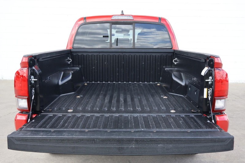 Toyota Tacoma Vehicle Full-screen Gallery Image 09