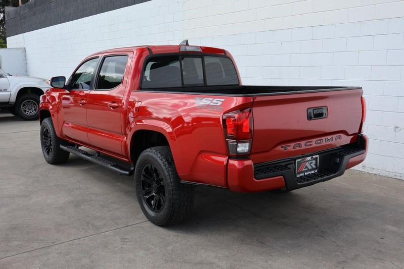 Toyota Tacoma Vehicle Full-screen Gallery Image 11