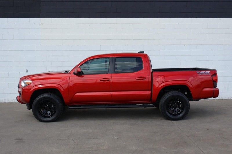 Toyota Tacoma Vehicle Full-screen Gallery Image 12