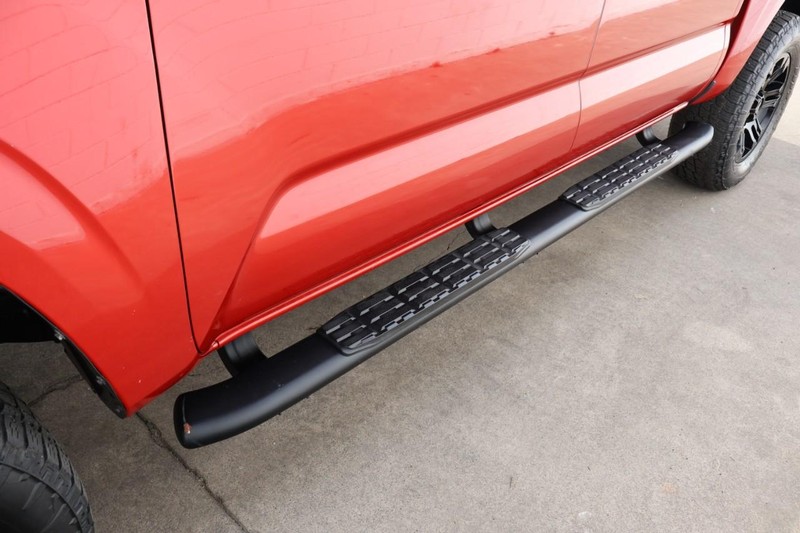 Toyota Tacoma Vehicle Full-screen Gallery Image 14