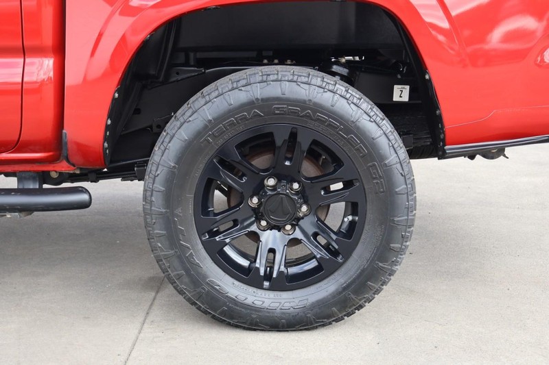 Toyota Tacoma Vehicle Full-screen Gallery Image 16