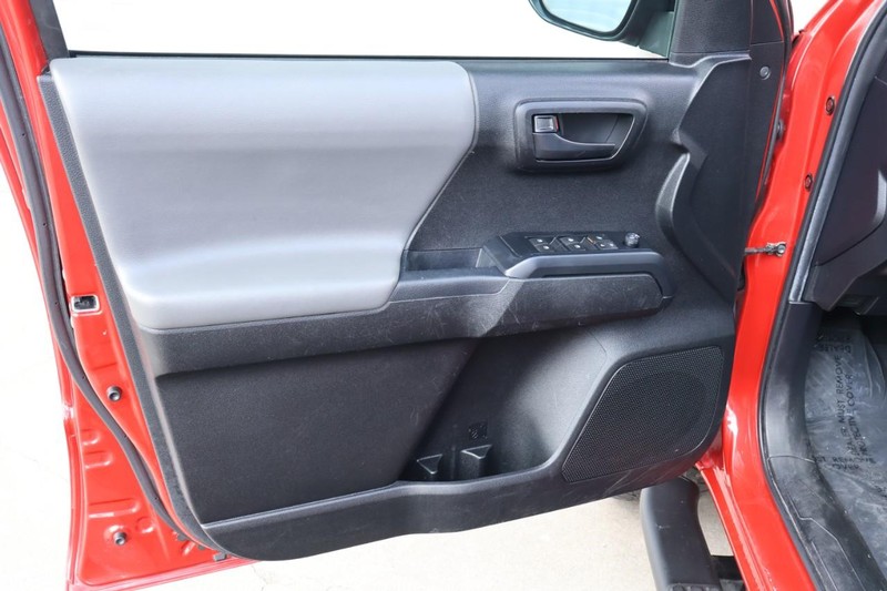 Toyota Tacoma Vehicle Full-screen Gallery Image 17