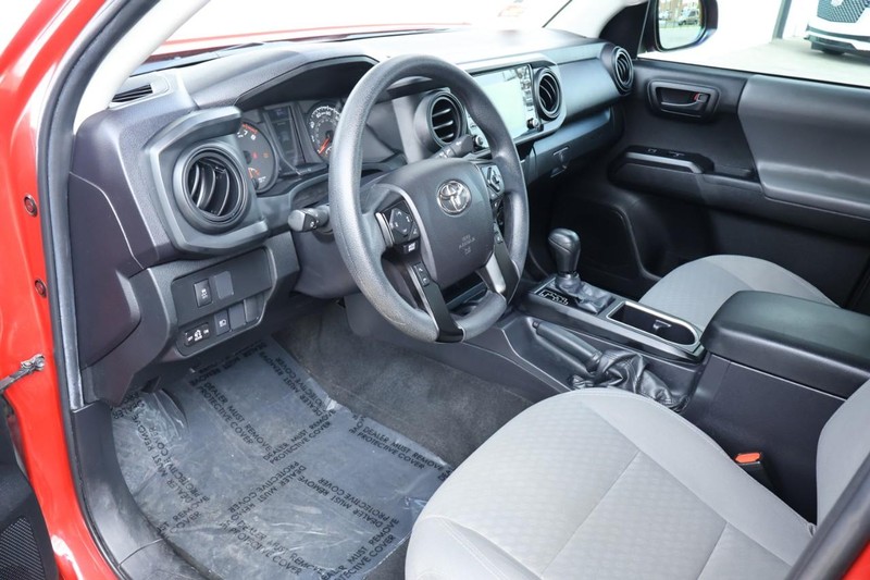 Toyota Tacoma Vehicle Full-screen Gallery Image 18