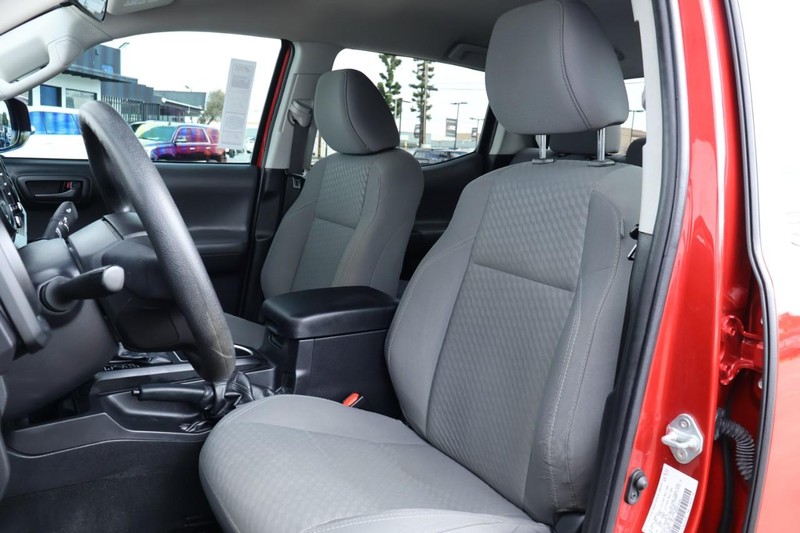 Toyota Tacoma Vehicle Full-screen Gallery Image 20