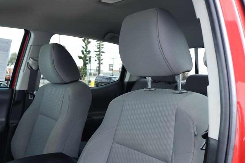 Toyota Tacoma Vehicle Full-screen Gallery Image 21