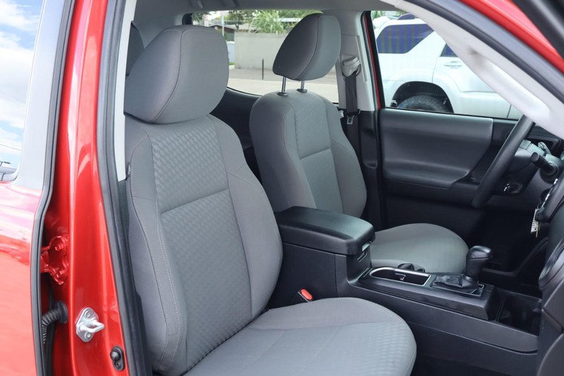 Toyota Tacoma Vehicle Full-screen Gallery Image 23