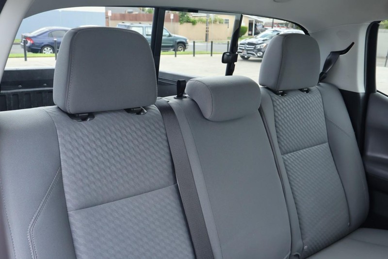 Toyota Tacoma Vehicle Full-screen Gallery Image 24