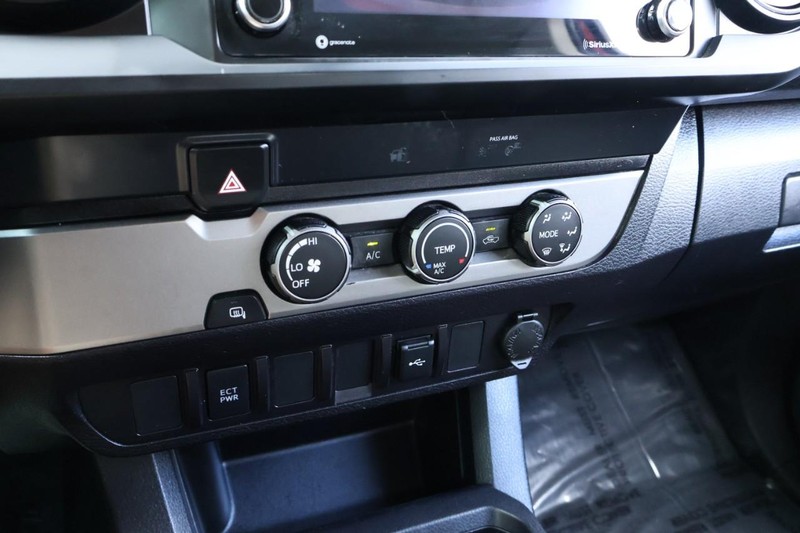 Toyota Tacoma Vehicle Full-screen Gallery Image 33