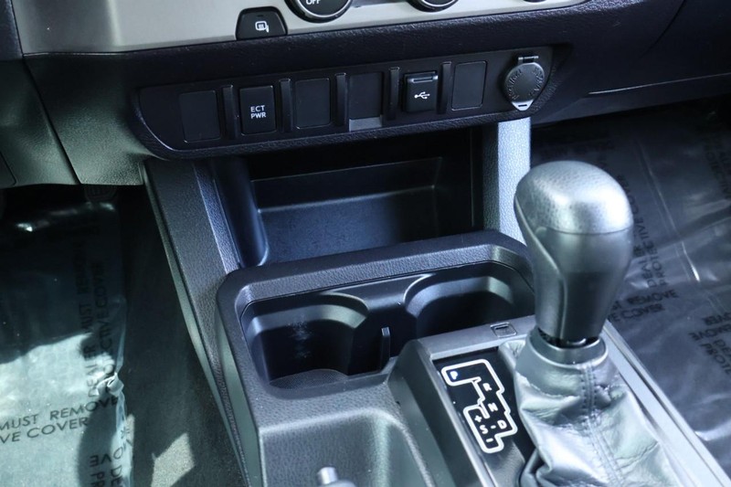 Toyota Tacoma Vehicle Full-screen Gallery Image 34