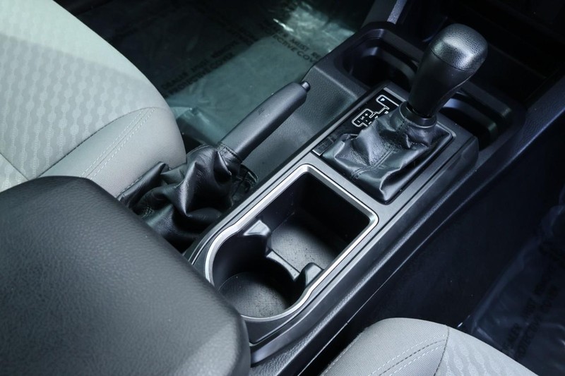 Toyota Tacoma Vehicle Full-screen Gallery Image 36