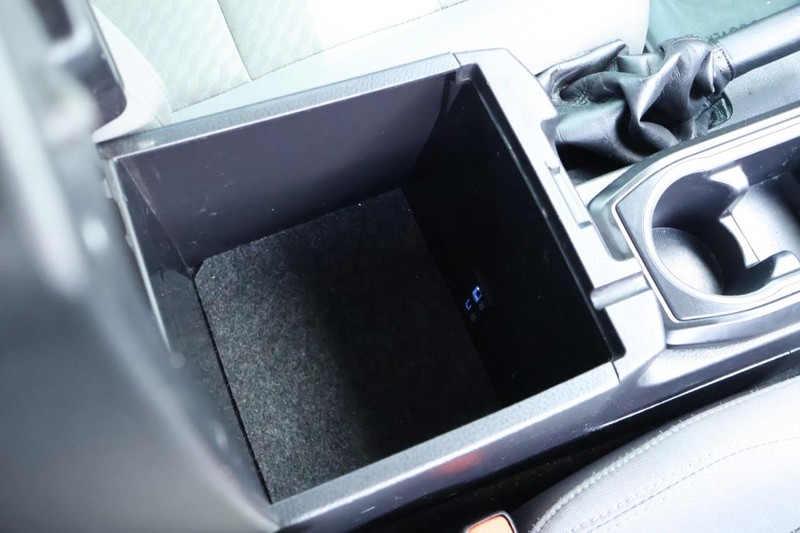 Toyota Tacoma Vehicle Full-screen Gallery Image 37