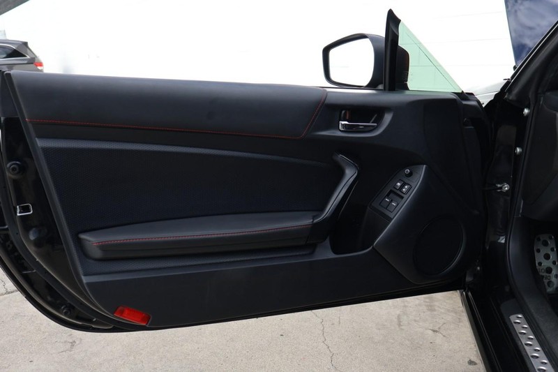 Subaru BRZ Vehicle Full-screen Gallery Image 15