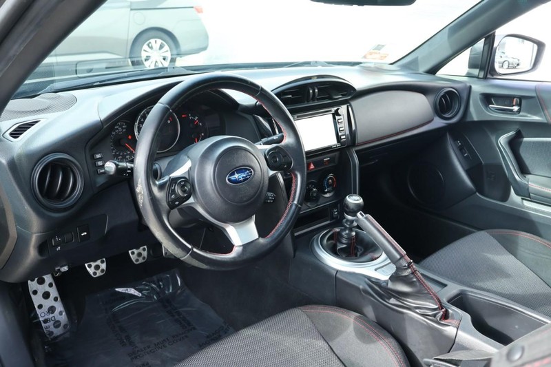 Subaru BRZ Vehicle Full-screen Gallery Image 17