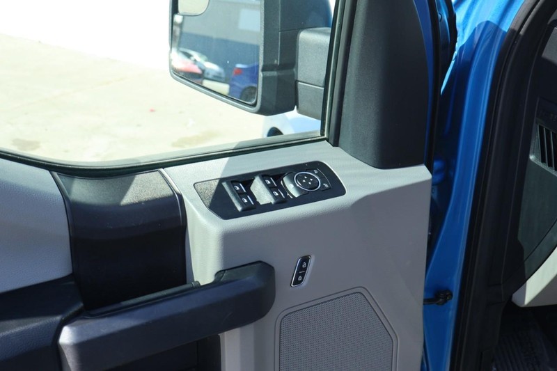 Ford F-150 Vehicle Full-screen Gallery Image 16