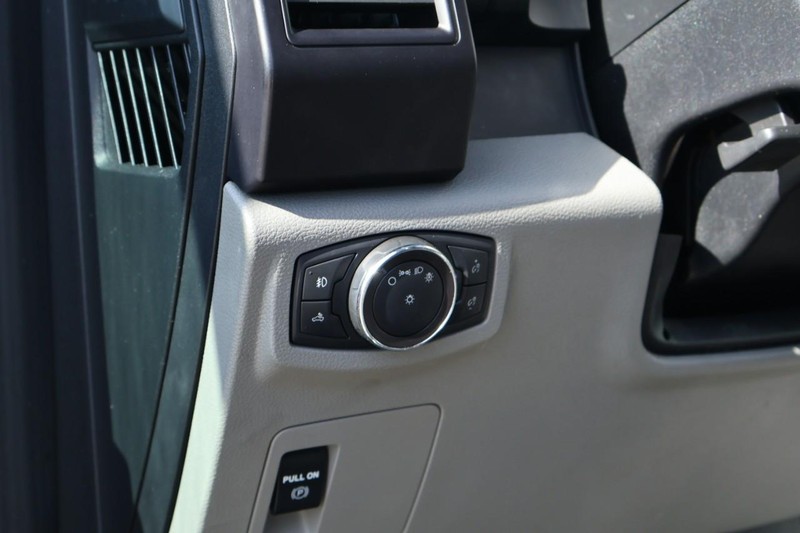 Ford F-150 Vehicle Full-screen Gallery Image 18