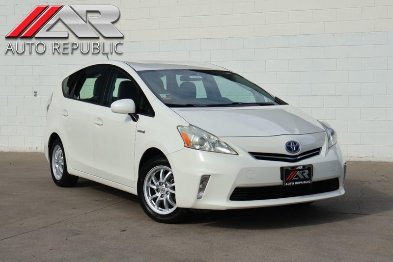 Toyota Prius V Vehicle Full-screen Gallery Image 01