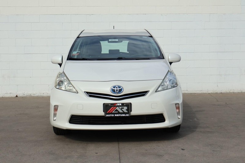 Toyota Prius V Vehicle Full-screen Gallery Image 02