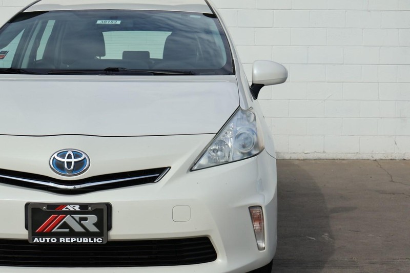 Toyota Prius V Vehicle Full-screen Gallery Image 03