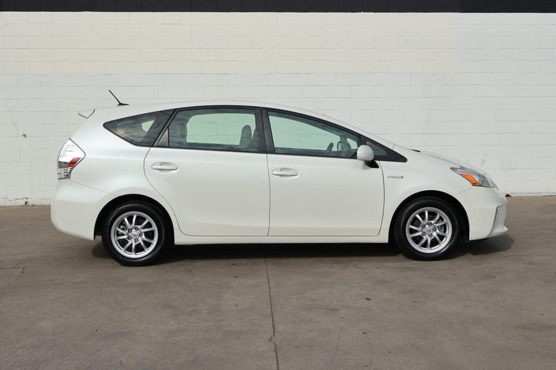 Toyota Prius V Vehicle Full-screen Gallery Image 04
