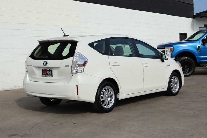 Toyota Prius V Vehicle Full-screen Gallery Image 05