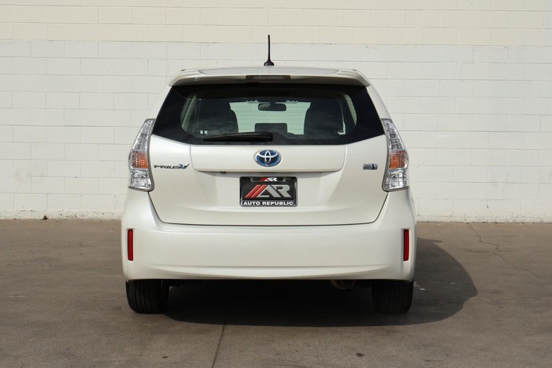 Toyota Prius V Vehicle Full-screen Gallery Image 06