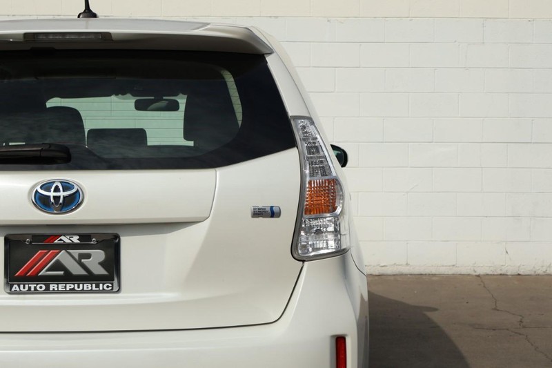 Toyota Prius V Vehicle Full-screen Gallery Image 07