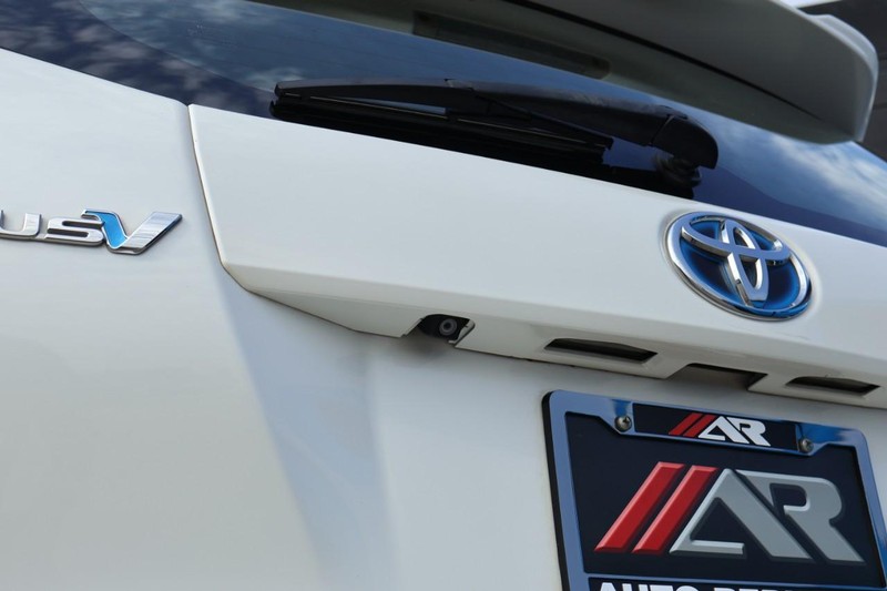 Toyota Prius V Vehicle Full-screen Gallery Image 08