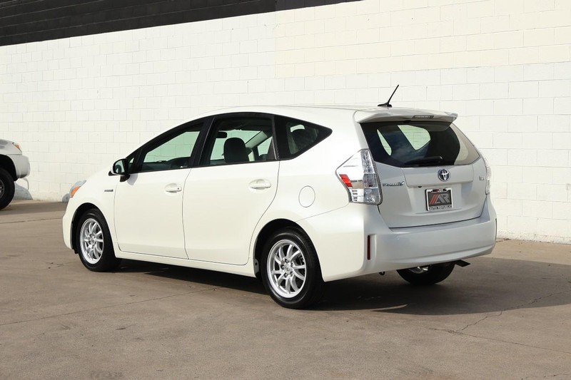 Toyota Prius V Vehicle Full-screen Gallery Image 10