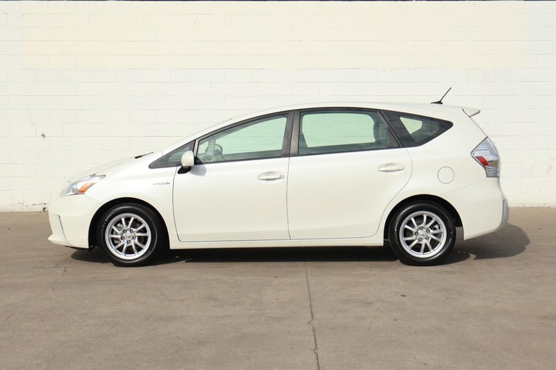 Toyota Prius V Vehicle Full-screen Gallery Image 11