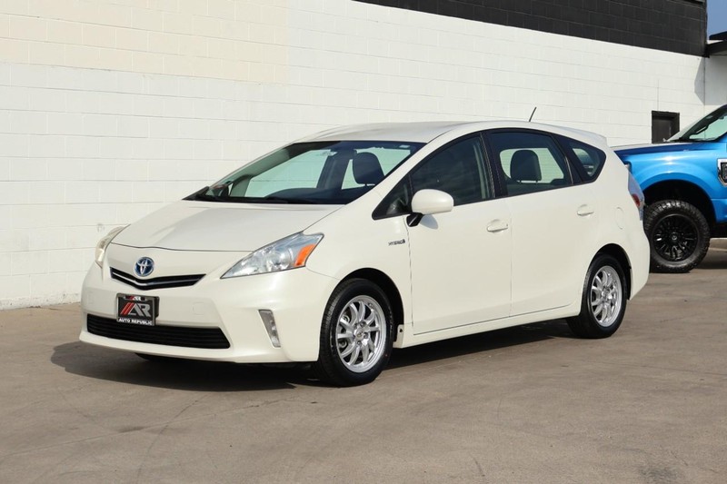 Toyota Prius V Vehicle Full-screen Gallery Image 12