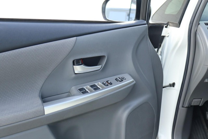 Toyota Prius V Vehicle Full-screen Gallery Image 16