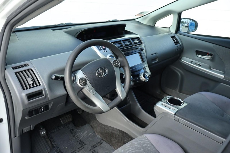 Toyota Prius V Vehicle Full-screen Gallery Image 17