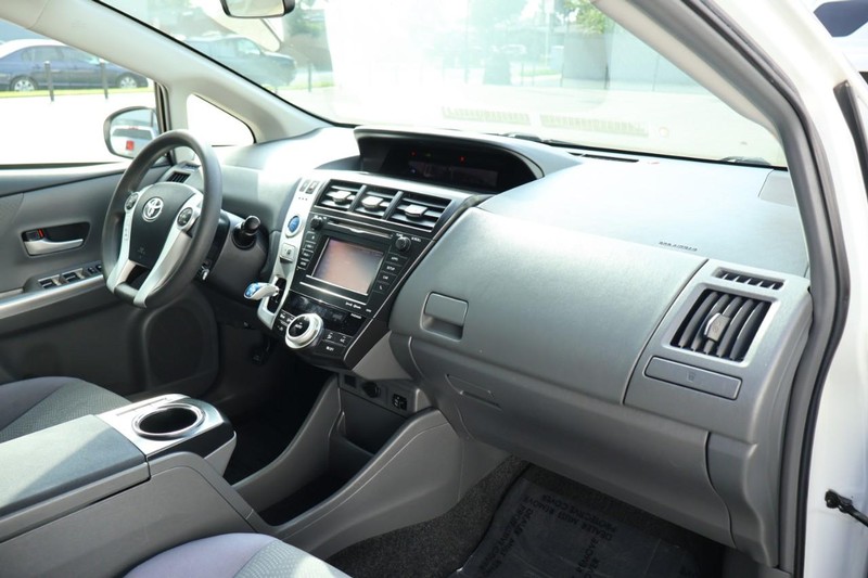Toyota Prius V Vehicle Full-screen Gallery Image 21