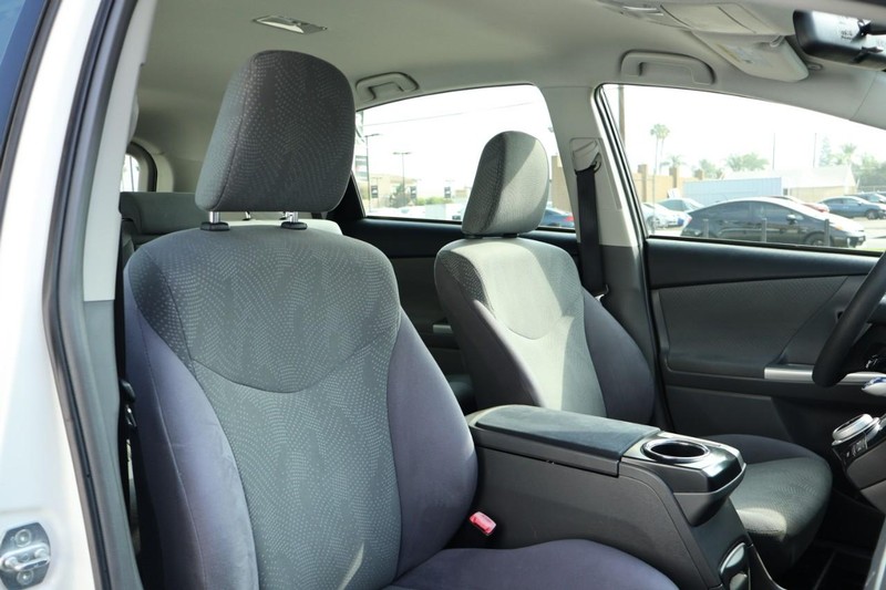 Toyota Prius V Vehicle Full-screen Gallery Image 23