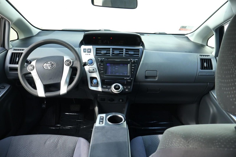 Toyota Prius V Vehicle Full-screen Gallery Image 25