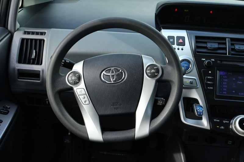 Toyota Prius V Vehicle Full-screen Gallery Image 27