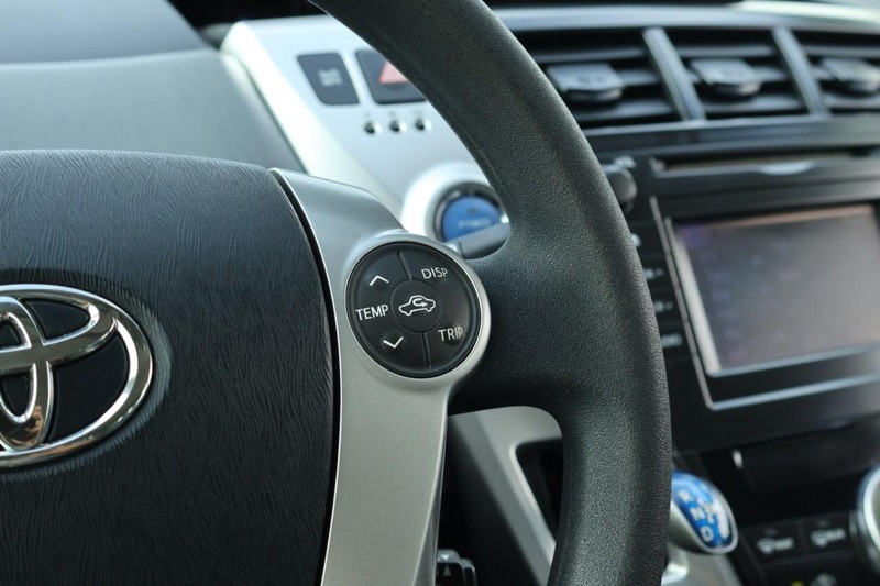 Toyota Prius V Vehicle Full-screen Gallery Image 29