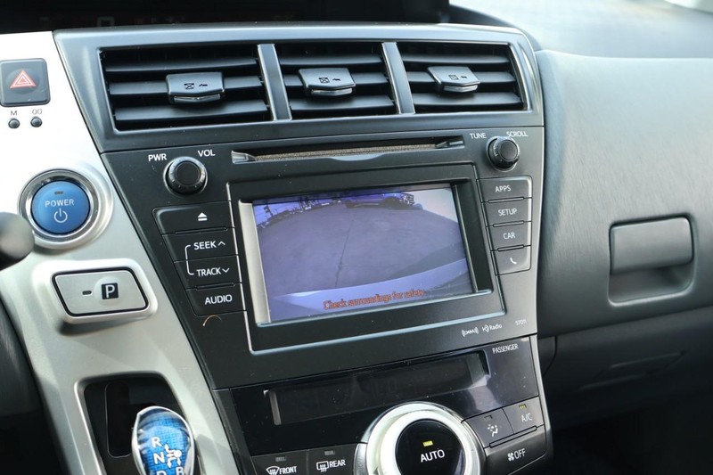 Toyota Prius V Vehicle Full-screen Gallery Image 32