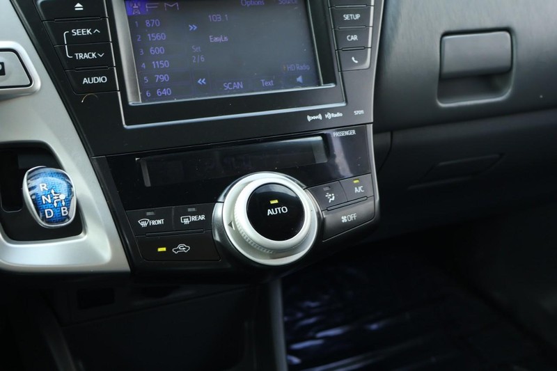 Toyota Prius V Vehicle Full-screen Gallery Image 35